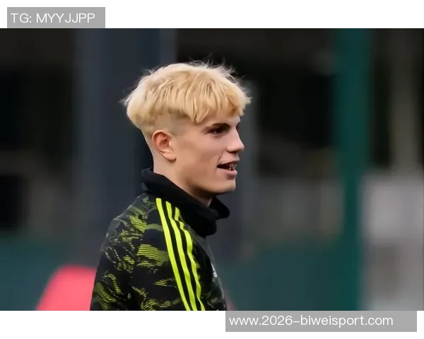 加纳乔单刀失机引发怒火捶草皮表情失落惹人关注 加纳乔单刀失机引发怒火捶草皮表情失落惹人关注