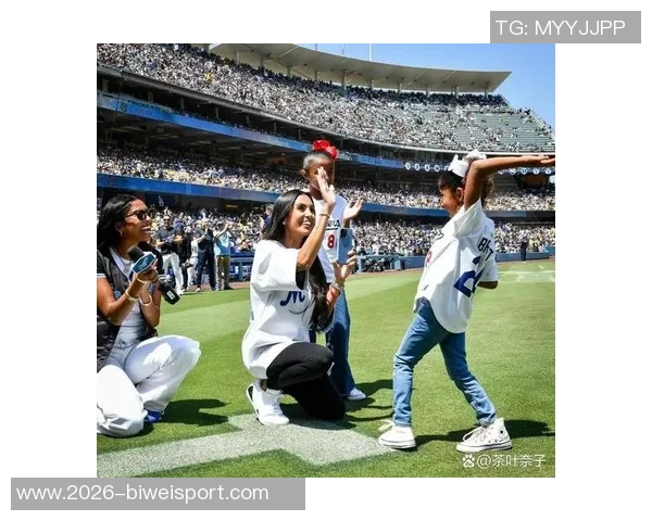 瓦妮莎携女儿观赛道奇不敌对手MLB世界大赛G4令人惋惜 瓦妮莎携女儿观赛道奇不敌对手MLB世界大赛G4令人惋惜