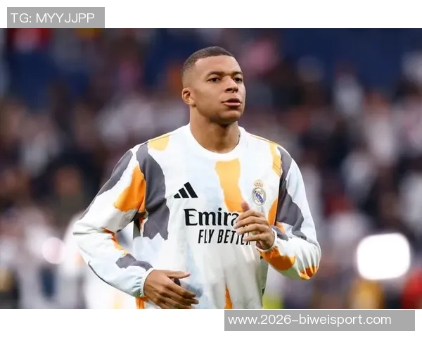 姆巴佩争抢中意外倒地主动示意换人球迷心忧望无大碍